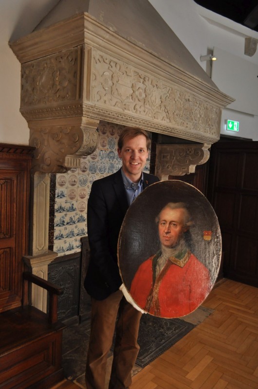 Landrat Dr. Christian Schulze Pellengahr mit dem Bild von Landrat von Ascheberg, das seinen Platz in der Ausstellung in der Burg Vischering erhalten wird