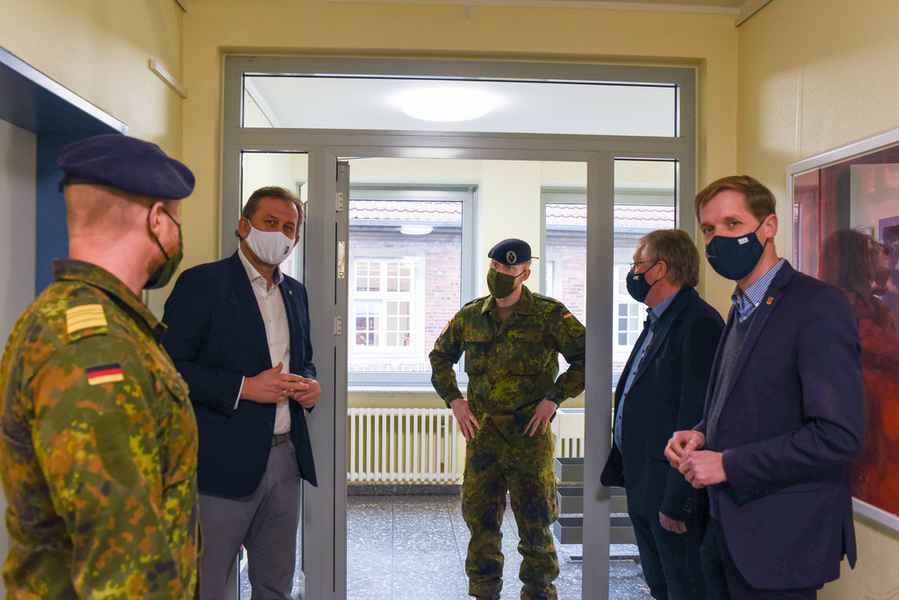Landtagsabgeordneter Dietmar Panske macht sich in der Kreisverwaltung ein Bild von der Lage im Gesundheitsamt und der Untersttzung der Bundeswehr bei der Kontaktnachverfolgung von Corona-Infizierten
