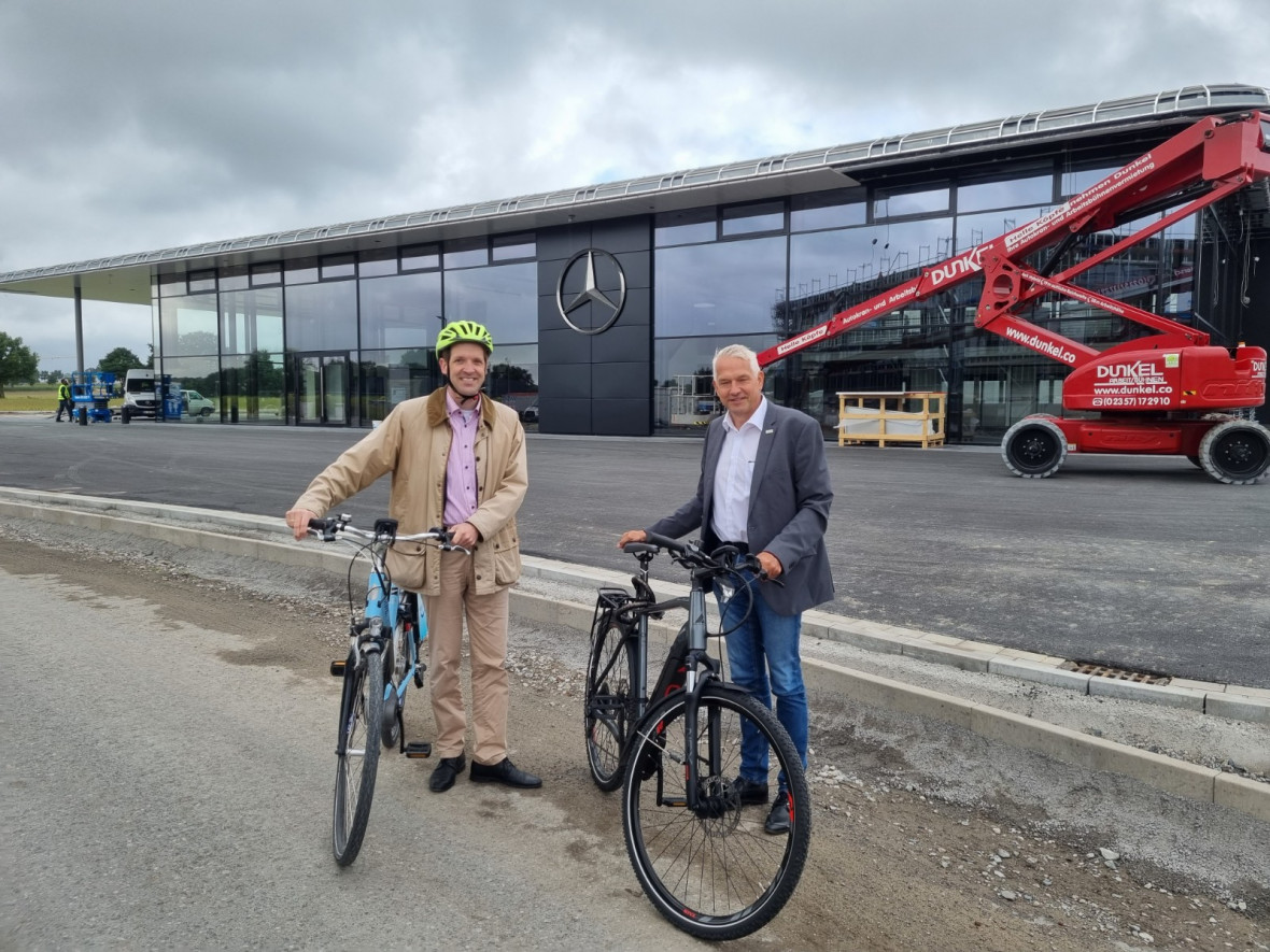 Landrat Dr. Christian Schulze Pellengahr (l.) und Brgermeister Wilhelm Sendermann (r.) waren mit dem Rad auf Sommertour auch im neuen Gewerbegebiet unterwegs.