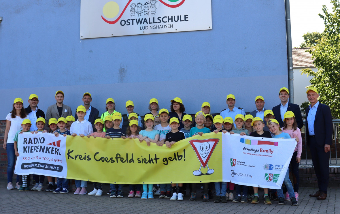 Die Kinder der Klasse 3b der Ostwallschule gemeinsam mit dem Landrat und den weiteren Projektpartnern an der Ostwallschule in Ldinghausen. 