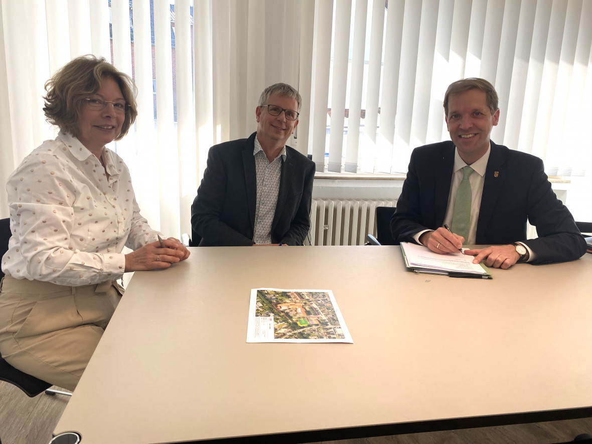 Landrat Dr. Christian Schulze Pellengahr mit Notarin Bernadette Bcker-Kock und Beigeordneter Philipp Hnsel bei der Beurkundung des Kaufvertrages.