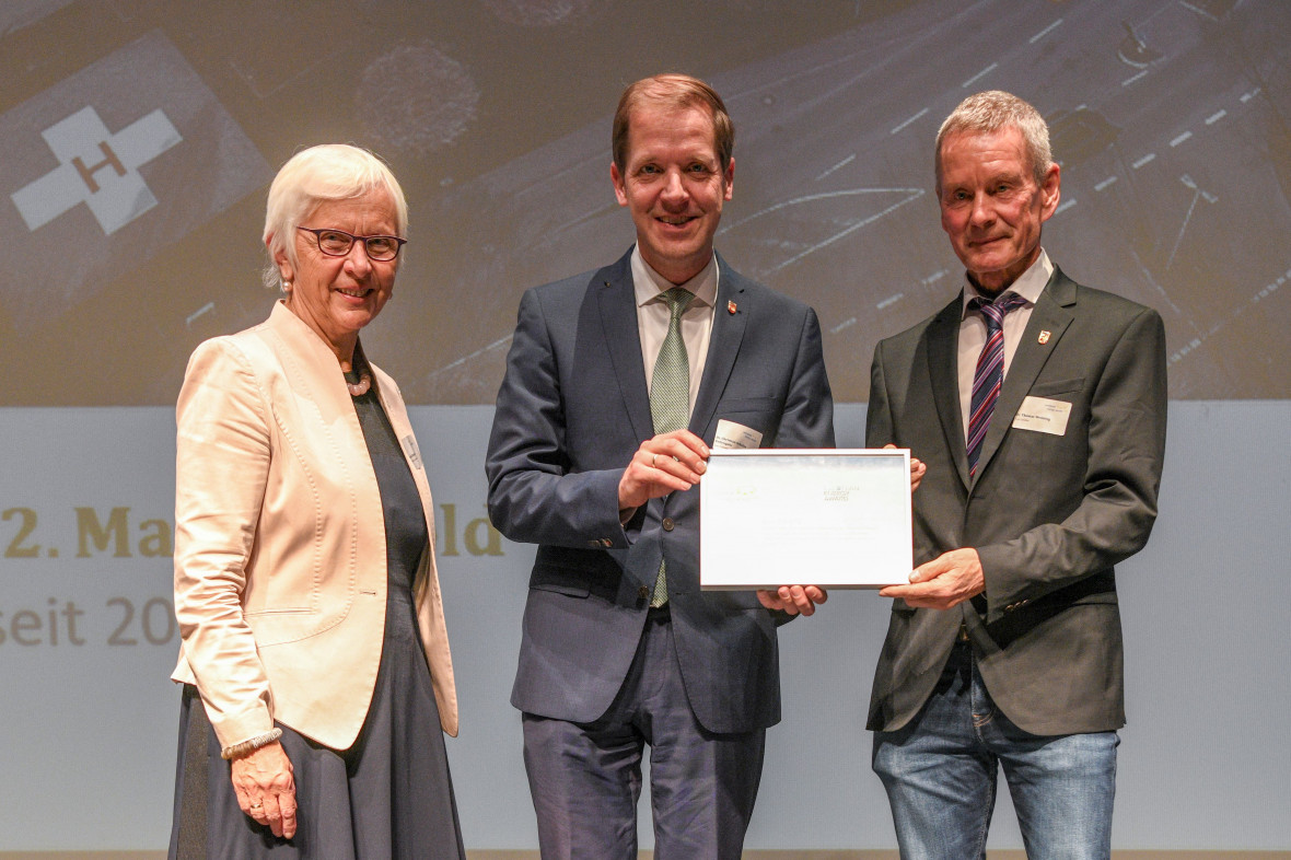 : Landrat Dr. Christian Schulze Pellengahr und Dr. Thomas Wenning nehmen den European Energy Award in Gold fr den Kreis Coesfeld entgegen. 