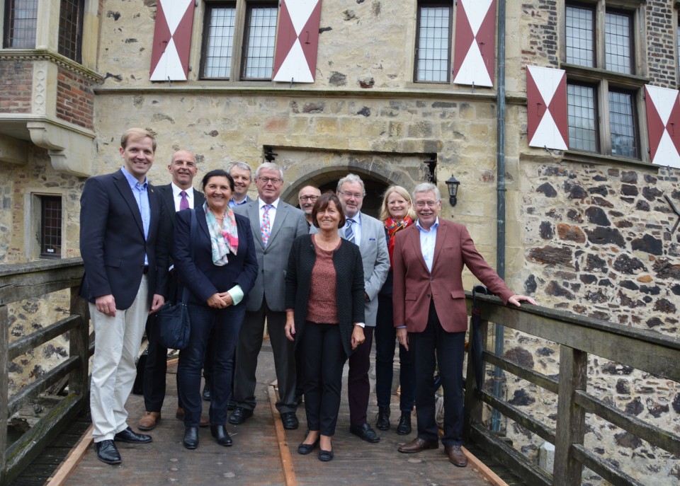Landrat Dr. Christian Schulze Pellengahr (links) begrte die CDU-Fraktionsspitze unter Vorsitz von Landrtin Eva Irrgang (Soest) auf der Burg Vischering