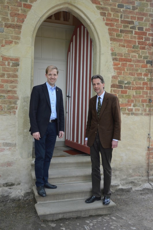 Benedikt Graf Droste zu Vischering Erbdroste (rechts) und Landrat Dr. Christian Schulze Pellengahr vor der Kapelle