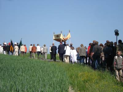Die Fronleichnamsprozession wie hier in Ss. Fabian und Sebastian zu Darup gehrt zu den gelebten Glaubenszeugnissen.
