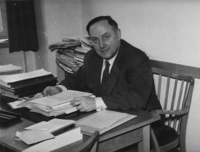 Mein Onkel, Landrat Hubert Schulze Pellengahr, in seinem Abgeordnetenbro des Deutschen Bundestages in Bonn (um 1959)