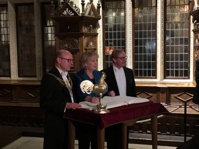 Gerne habe ich 2016 am traditionellen Kramermahl der Kaufmannschaft teilgenommen, hier Ministerprsidentin Kraft beim Eintrag in das Goldene Buch der Stadt Mnster.