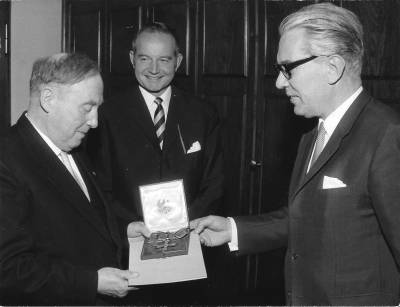Verleihung des Groen Bundesverdienstkreuzes an meinen Onkel Hubert Schulze Pellengahr (links) 1969 im Bundestag in Bonn durch Bundestagsprsident Kai-Uwe von Hassel (rechts). In der Mitte der damalige Oberkreisdirektor von Ldinghausen Dr. Egbert Mcklinghoff. 