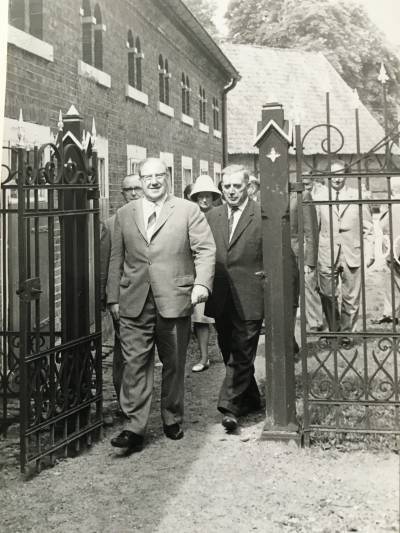Besuch von NRW-Ministerprsident Franz Meyers (links) auf dem Hof meines Grovaters Burchard Schulze Pellengahr (rechts)in Greven-Aldrup (11.Juni 1964)