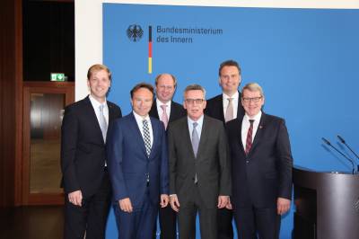 2016 Teilnehmer an einer Konferenz mit dem Bundesinnenminister in Berlin 