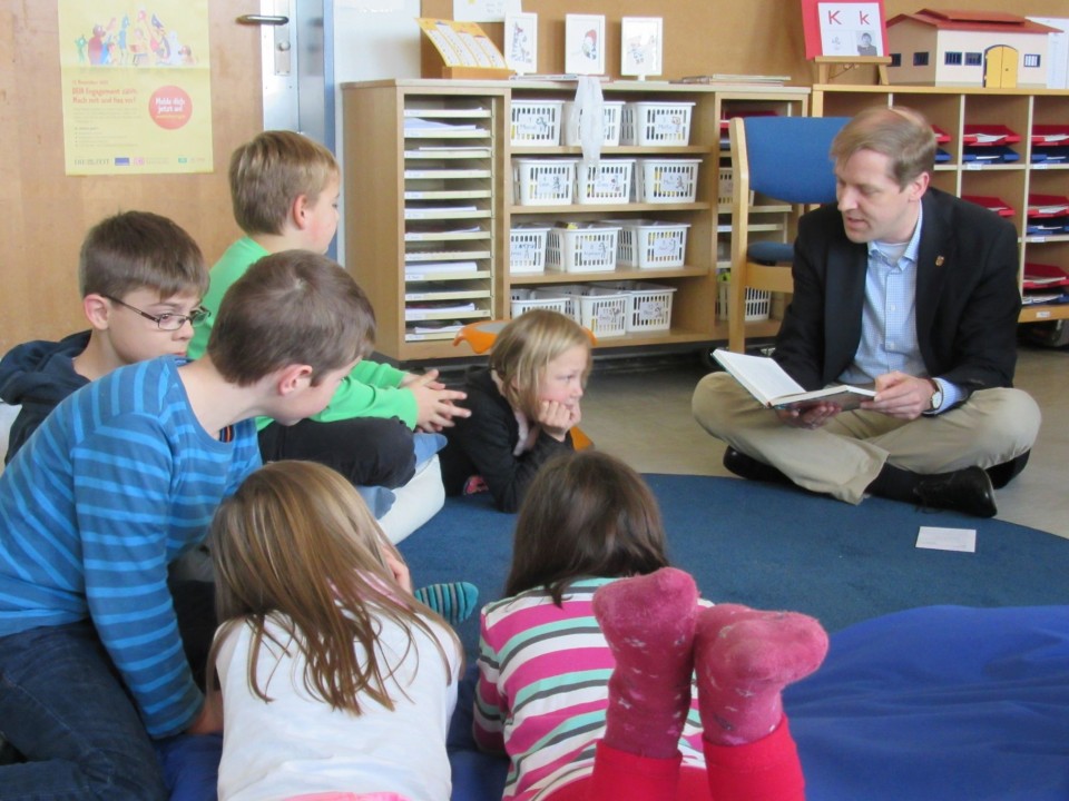 Begeistert hörten die Kinder der Peter-Pan-Schule in Dülmen Landrat Dr. Christian Schulze Pellengahr beim vorlesen zu.