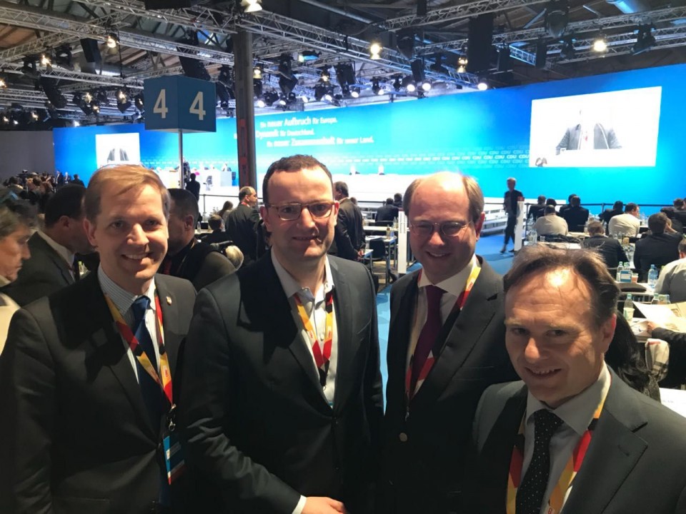 Der designierte Bundesgesundheitsminister Jens Spahn im Gesprch mit den Landrten Dr. Schulze Pellengahr (li.), Dr. Gericke (3. v.li.) und Dr. Zwicker (1. v.r.) am Rande des CDU-Bundesparteitages in Berlin 