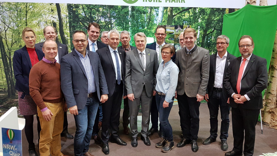 Gro war die Delegation aus dem Mnsterland auf der Grnen Woche in Berlin, unter ihnen Landrat Dr. Schulze Pellengahr, hier mit Staatssekretr Dr. Bottermann.