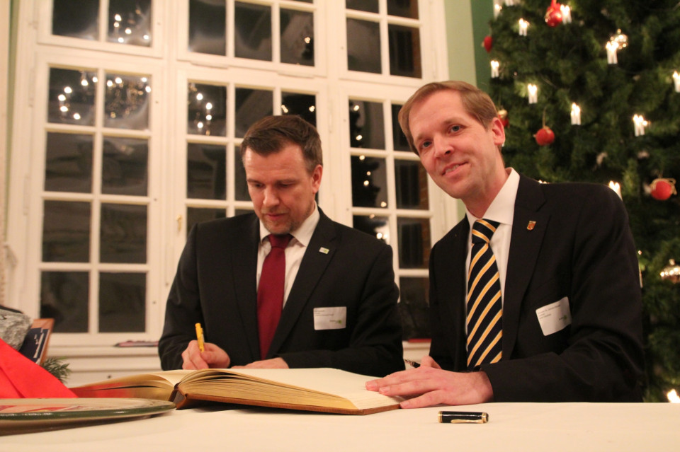 Landrat Dr. Christian Schulze Pellengahr (links) und sein Amtskollege Ralf Reinhardt bei der Unterzeichnung des Partnerschaftsvertrages
