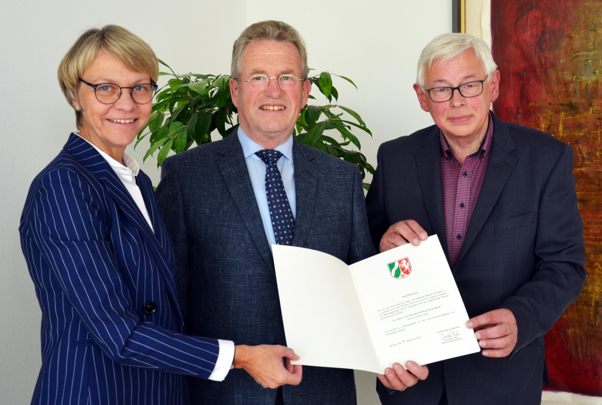 Regierungspräsidentin Dorothee Feller (links) überreichte nun die Anerkennungsurkunde an Winfried Schürmann und Clemens Holtgräve. Foto: Bezirksregierung Münster