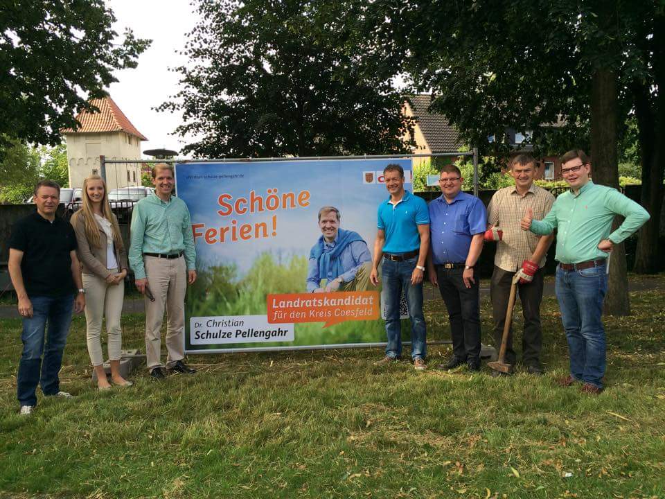 Tatkräftig - wie hier in Coesfeld - werden nun in diesen Tagen in den Städten und Gemeinden im Kreis die Plakate von Landratskandidat Christian Schulze Pellengahr aufgehängt.