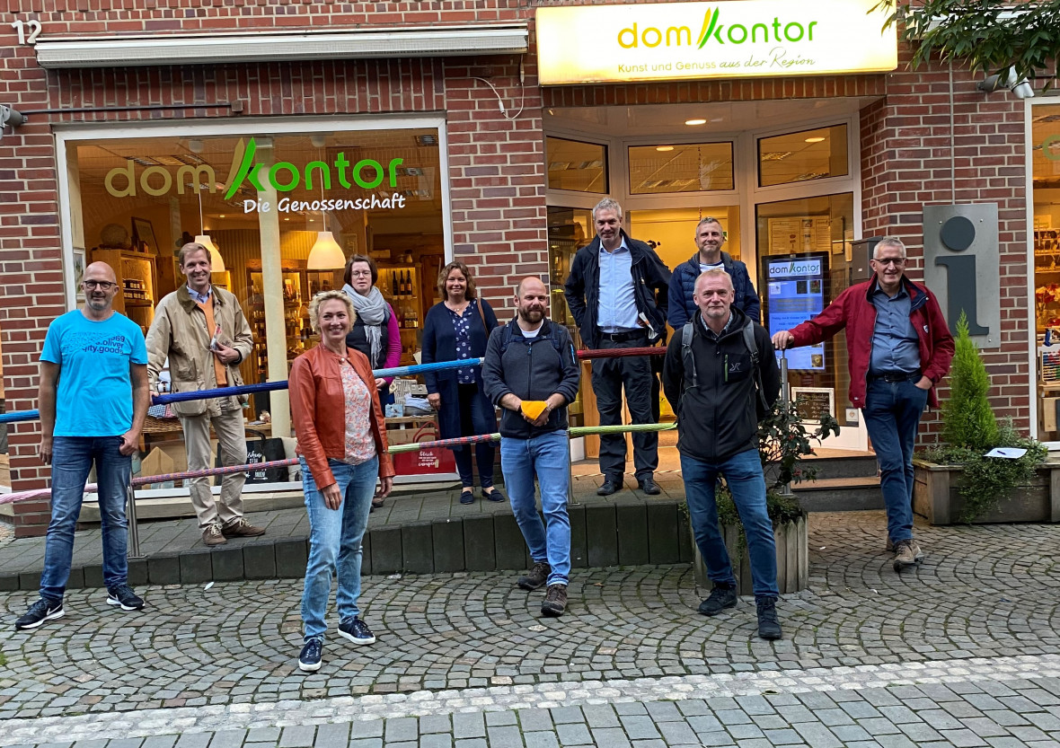 Die Teilnehmer der Wanderung der CDU Billerbeck mit Landrat Dr. Christian Schulze Pellengahr vor dem Dom Kontor. 