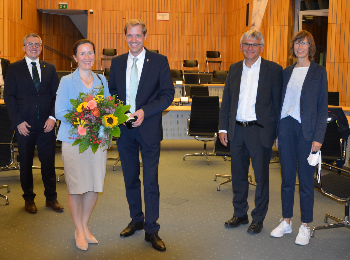 Landrat Dr. Christian Schulze Pellengahr, seine Ehefrau sowie Herausforderer Hermann Josef Vogt und seine Partnerin nach der Bekanntgabe des Wahlergebnisses. 