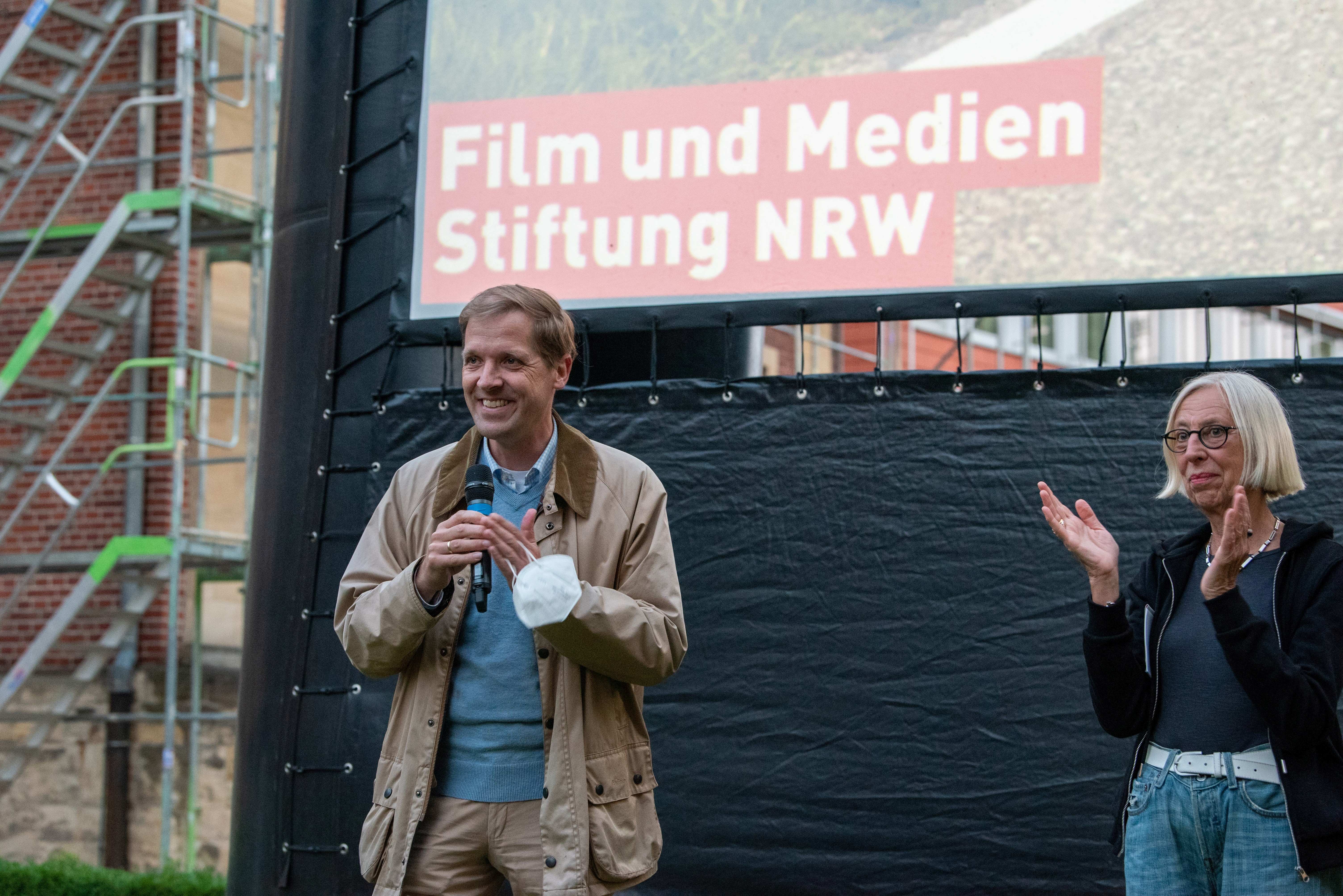 Anna Fantl (Projektleiterin der Film- und Medien-Stiftung NRW) und Landrat Dr. Christian Schulze Pellengahr bedanken sich für die rege Teilnahme am ersten Open-Air-Kinoabend nach dem Lockdown.