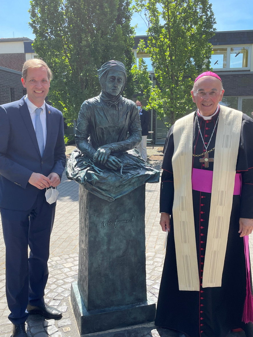 Ein Höhepunkt des vergangenen Jahres: Einsegnung der neuen Anna-Katharina-Emmerick-Figur durch Bischof Felix Genn in Dülmen-Karthaus