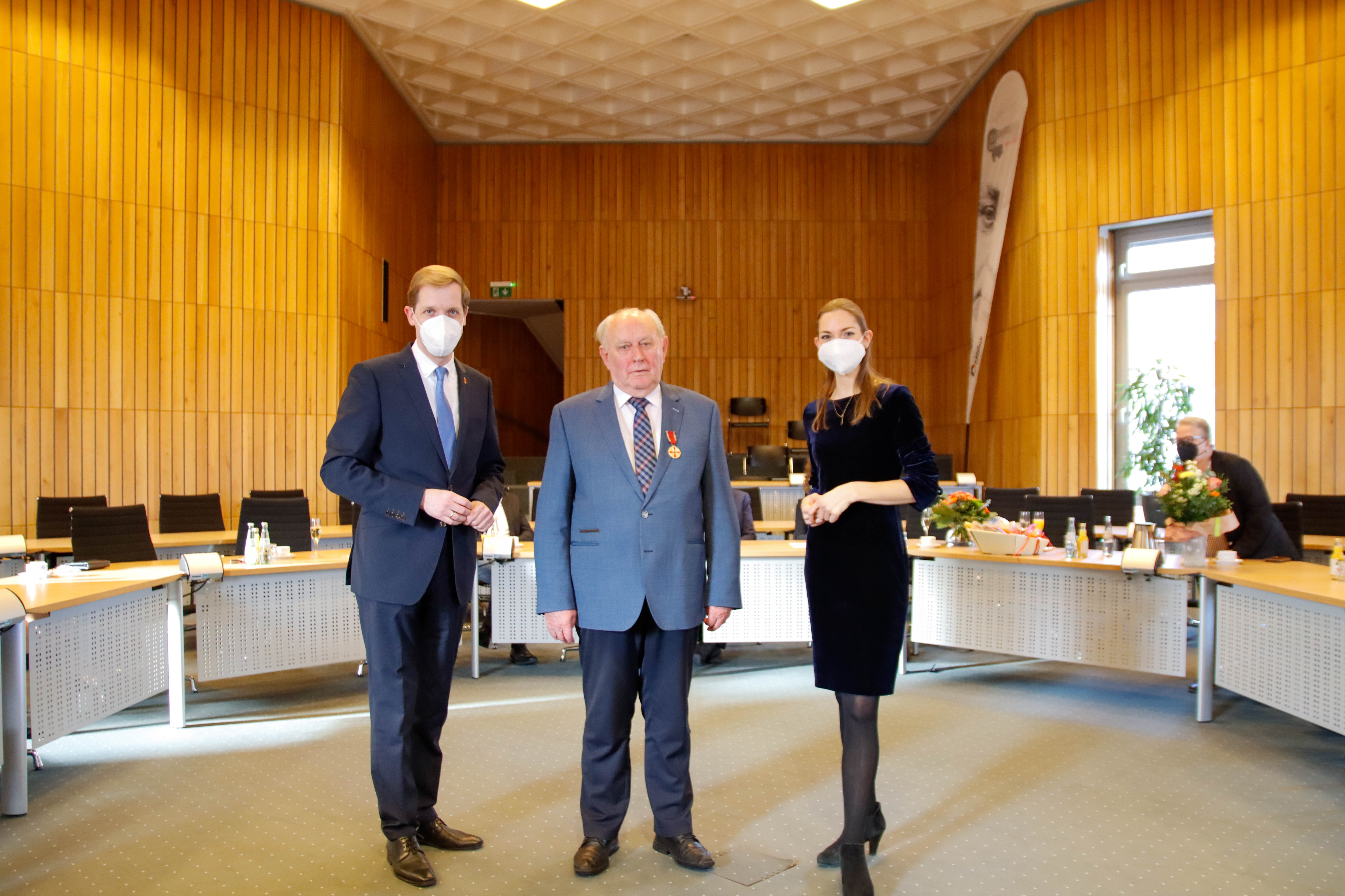 Bernhard Stippel (Mitte) mit Bürgermeisterin Eliza Diekmann und Landrat Dr. Christian Schulze Pellengahr nach der Ordensübergabe. 