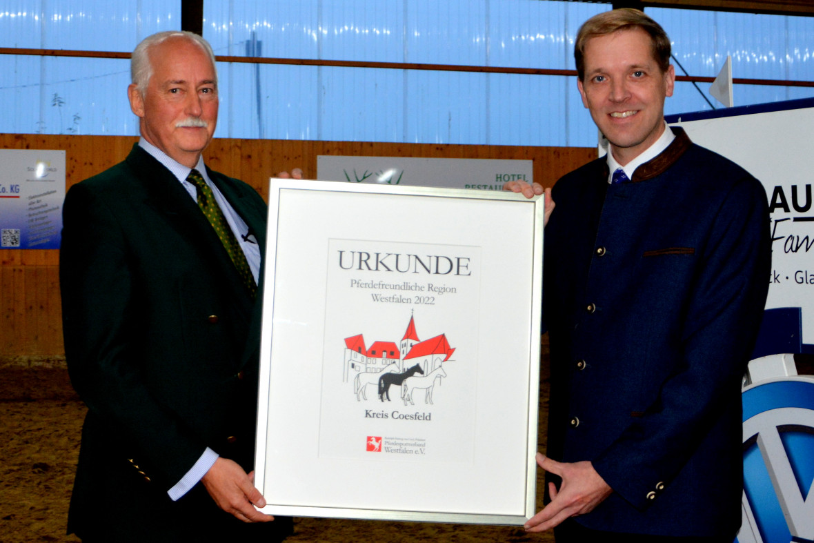Rudolf Herzog von Croÿ (links) überreicht Landrat Dr. Christian Schulze Pellengahr die Urkunde mit der Auszeichnung „Pferdefreundliche Region Westfalen 2022“.
