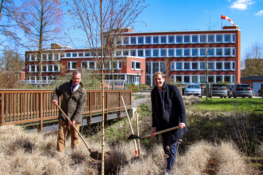 Stefan Grnert und Dr. Christian Schulze Pellengahr pflanzten nun eine Moorbirke am Kreisjugendamtsgebude  in Coesfeld