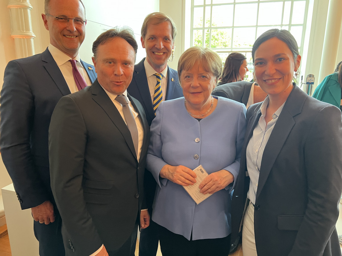 Gratulation nach der Staatspreisverleihung in Kln: Euregio Geschftsfhrer Christoph Almering, die Landrte Kai Zwicker und Christian Schulze Pellengahr und Landtagsabgeordnete Heike Wermer gratulierten Angela Merkel.