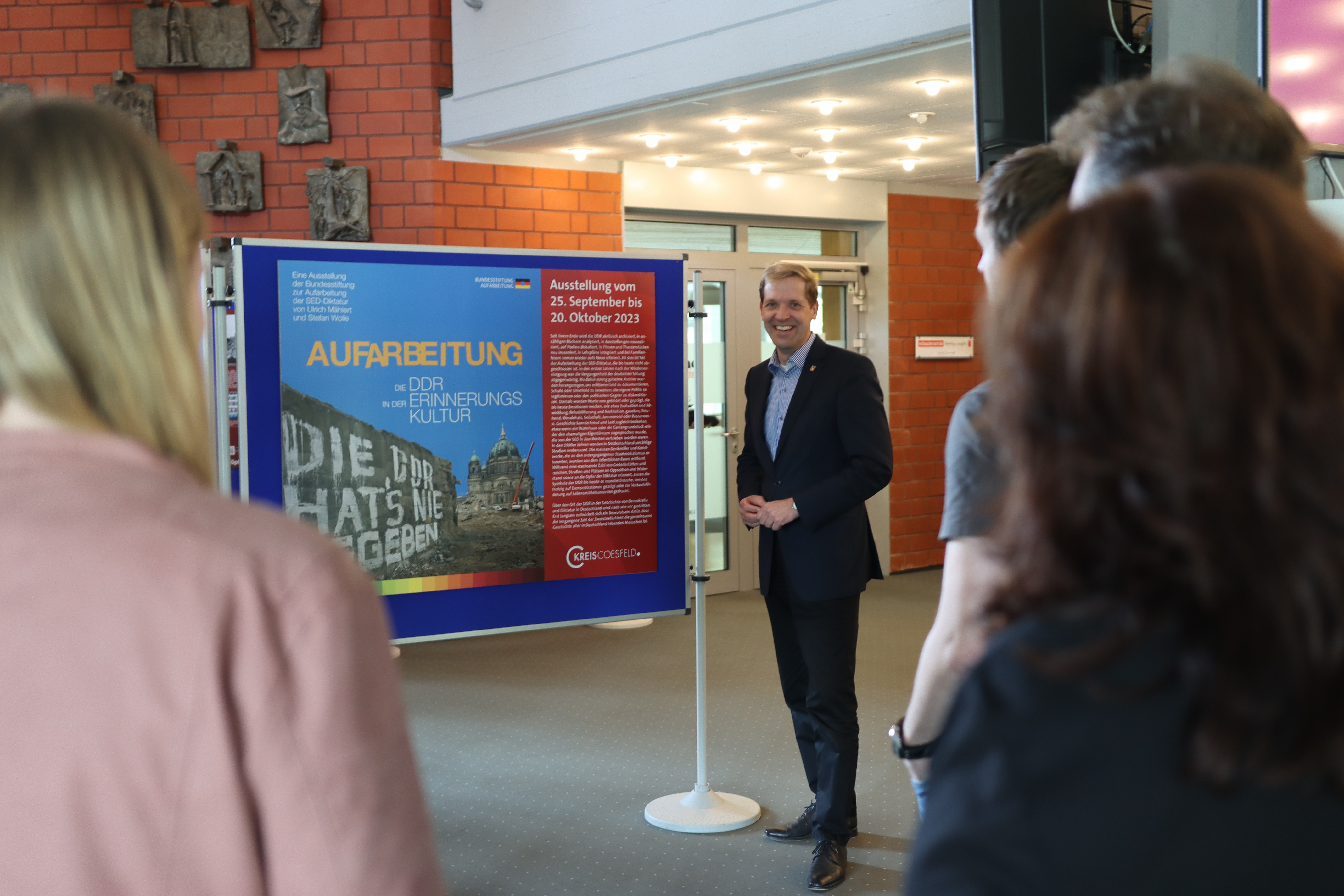 Landrat Dr. Christian Schulze Pellengahr eröffnet Plakatausstellung im Kreishaus