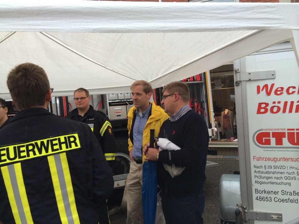 Auch wenn die Regenjacke zum Einsatz kam - beim Tag der Vereine in Coesfeld informierte sich Christian Schulze Pellengahr wie hier beim Stand der Feuerwehr über die ehrenamtlichen Aktivitäten.  