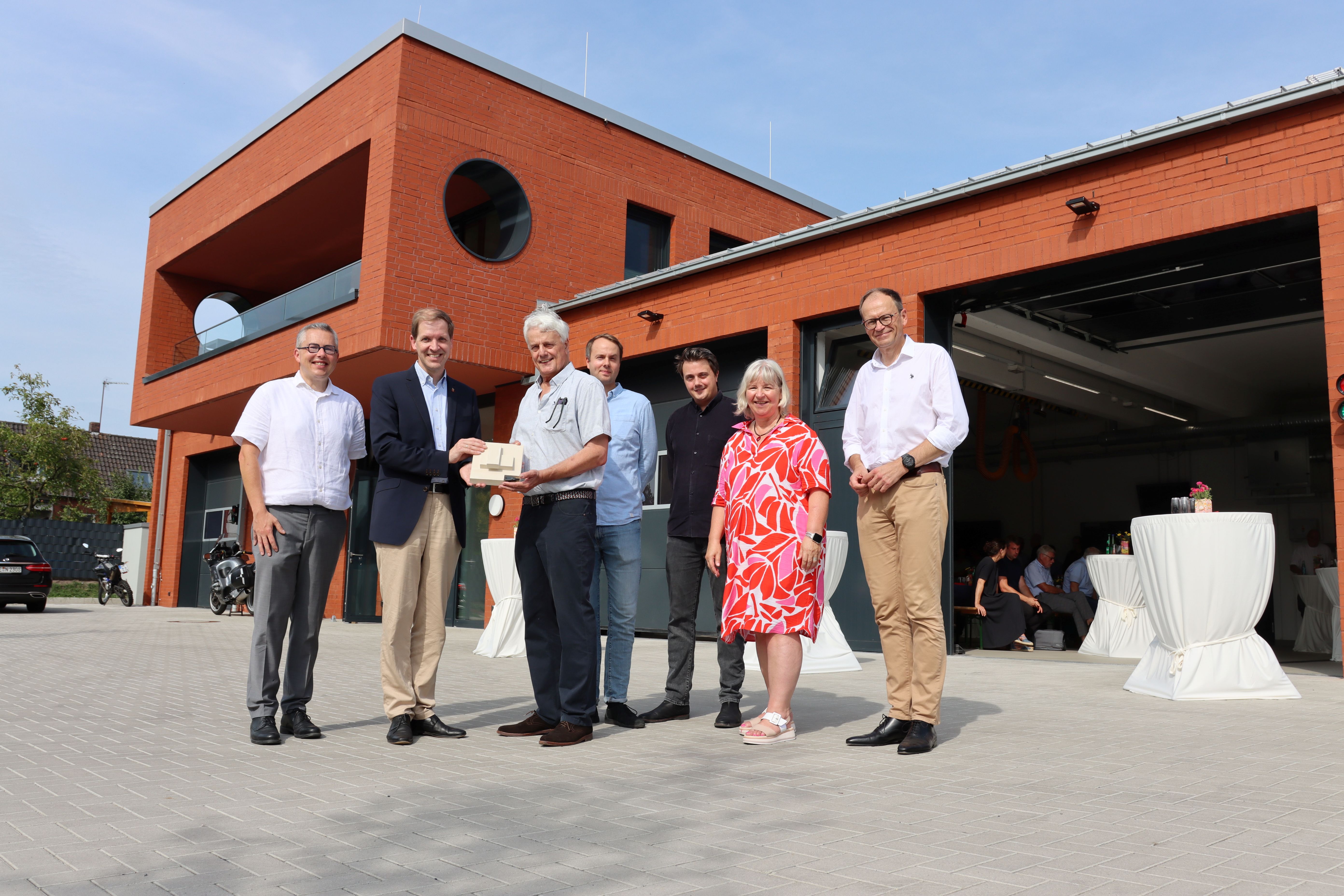 Symbolische bergabe des Schlssels zur Rettungswache an Landrat Dr. Christian Schulze Pellengahr (2. v.l.) mit Kreisdirektor Dr. Linus Tepe, Architekten Gereon, Leon u. Niklas Rasche, Brgermeisterin Marion Dirks, Christoph Schltermann, DRK-Kreisverband