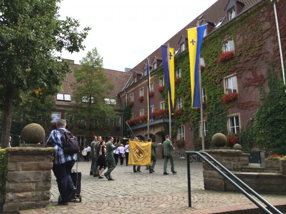Die Bürgerschützen nahmen Aufstellung vor dem Dülmener Rathaus, um dort die Ehrengäste - unter ihnen auch Landratskandidat Schulze Pellengahr - an der 