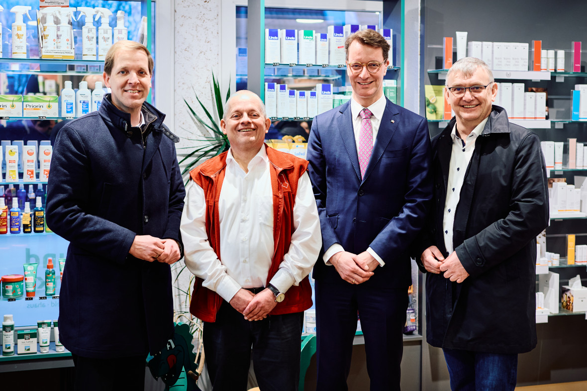 In der Laurentius-Apotheke in Coesfeld: Landrat Dr. Christian Schulze Pellengahr, Apotheker Dr. Stephan Barrmeyer, MP Hendrik Wst und Wilhelm Korth, MdL.