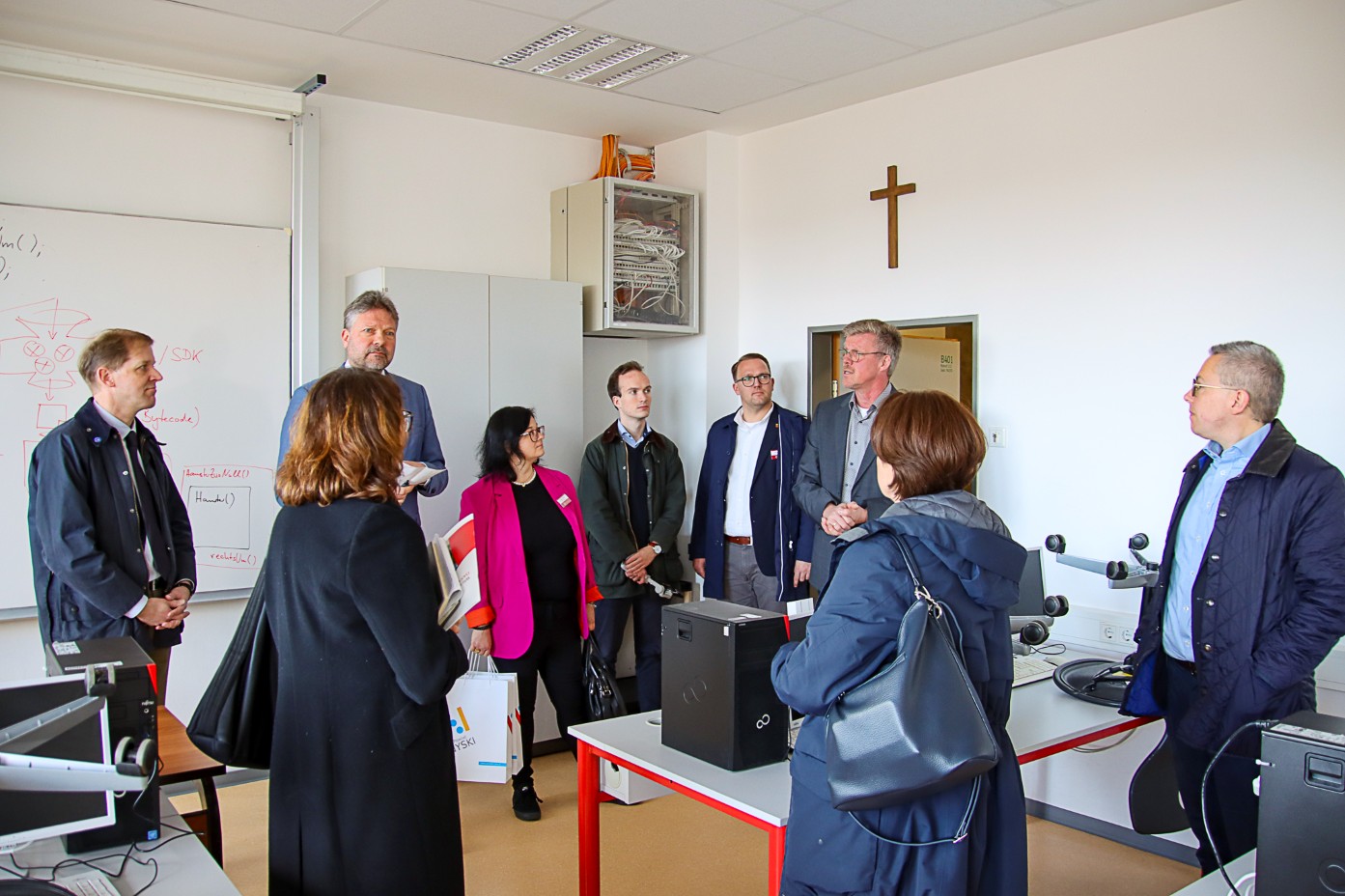 Die Delegation besuchte auch das Berufskolleg Oswald-von-Nell-Breuning und informierte sich �ber die duale Ausbildung, internationale Projekte sowie die enge Verzahnung von Schule und regionaler Wirtschaft. 