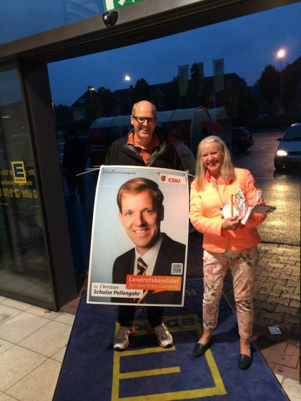 Markus Lunau und Minna Roeing-Franke ließen sich zusammen mit ihrem Landratskandidaten so einiges einfallen, um auch am Vorabend der Wahl die Menschen von sich zu überzeugen...
