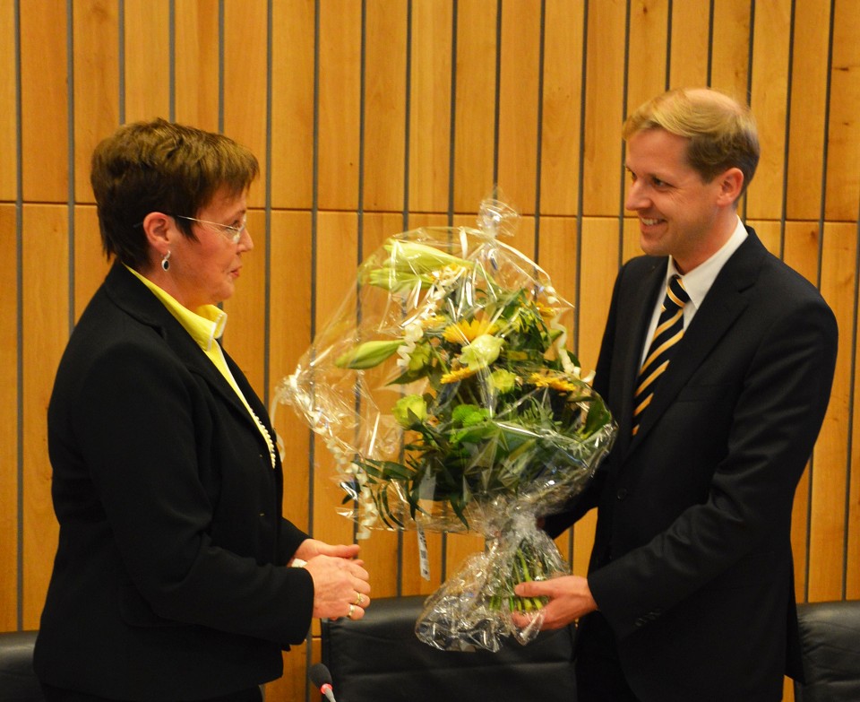 Anneliese Haselkamp gratuliert Dr. Christian Schulze Pellengahr nach der feierlichen Vereidigung.