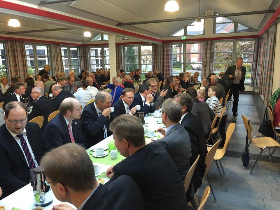 Zahlreiche Bürgerinnen und Bürger nahmen an der Verabschiedung von Bürgermeister Dr. Christian Schulze Pellengahr teil, die bei einem gemeinsamen Kaffeetrinken in geselliger Runde ausklang.