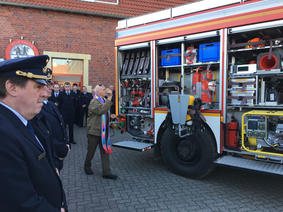 Pfarrer Ludwig Gotthardt segnete zusammen mit Pfarrer Manfred Stbecke das neue Fahrzeug vor dem Feuerwehrgertehaus in Darup