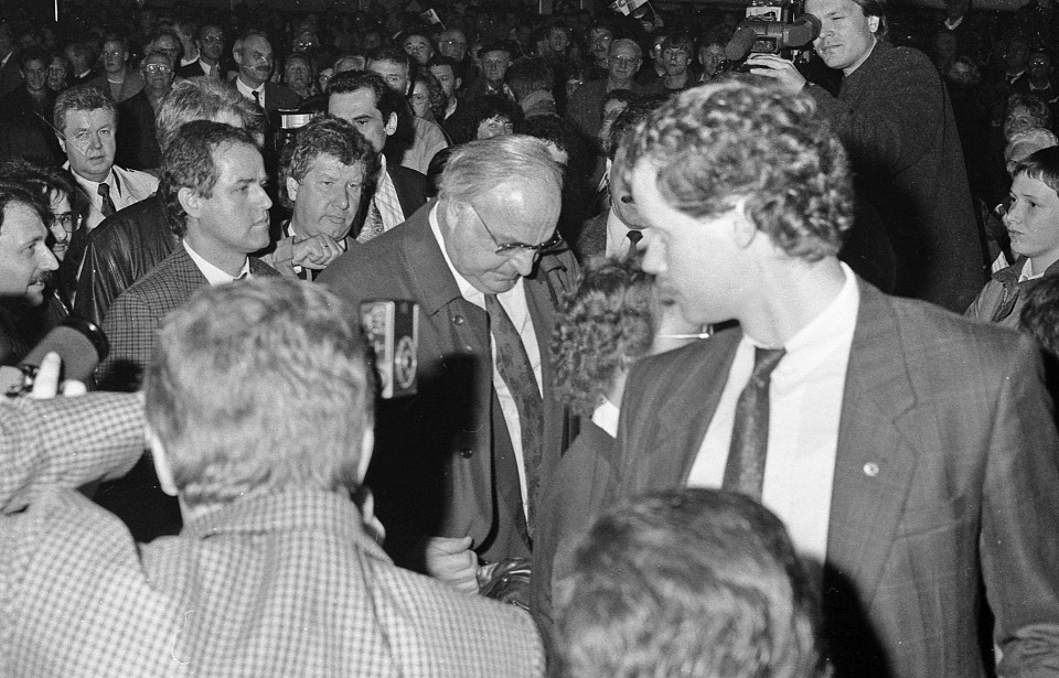 Helmut Kohl nimmt 1990 in Dülmen ein „Bad in der Menge“ (Archivbild: Dülmener Zeitung, Hans Ramberg).